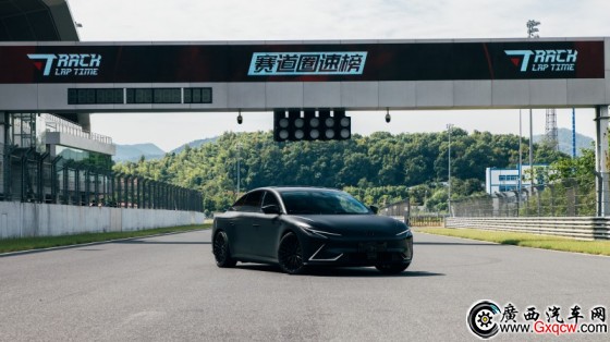 1ǼL7 Snake Performance_.jpg